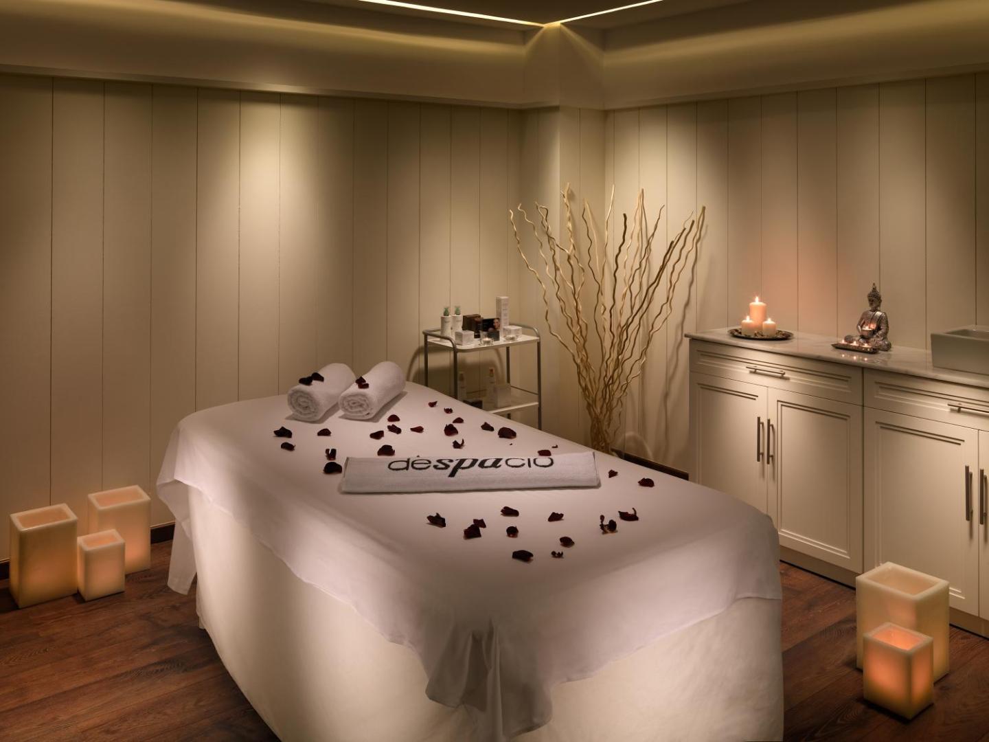 H10 Gran Tinerfe Despacio spa masāžas numurs ar svecēm, ziedlapiņām un mierīgu apgaismojumu relaksējošai atpūtai