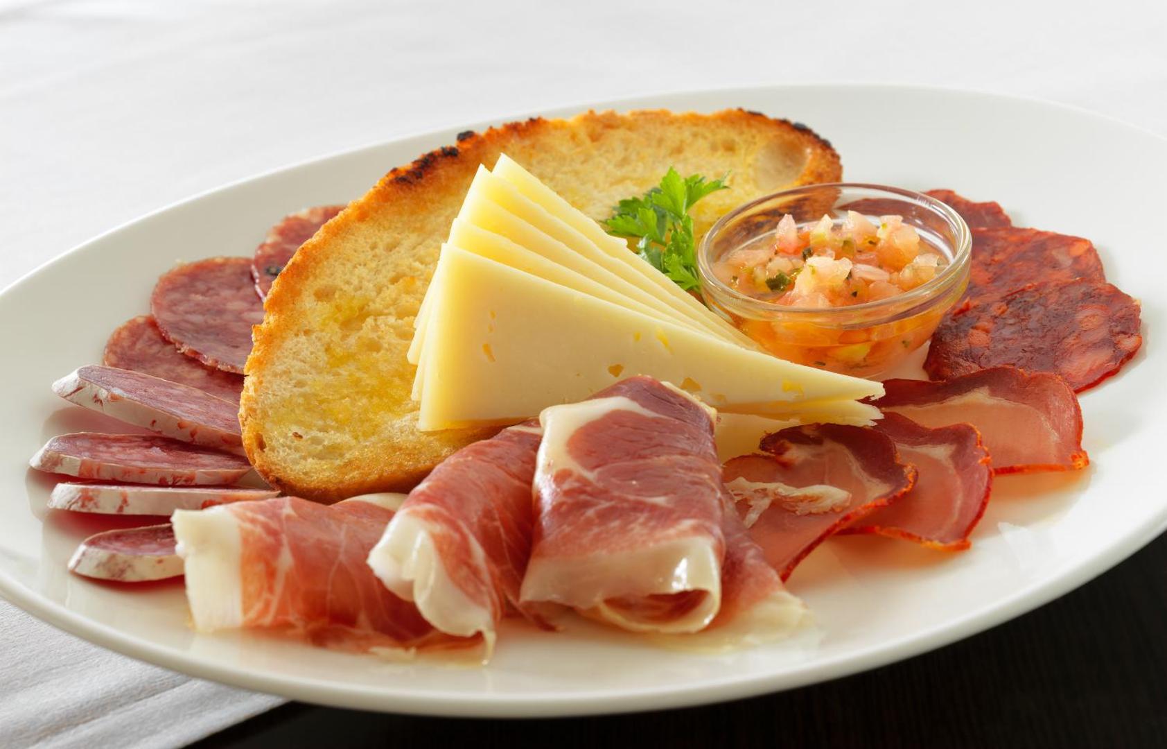 Tradicionālo spāņu uzkodu plate H10 Gran Tinerfe restorānā ar sieru, šķiņķi, desu un grauzdētu maizi