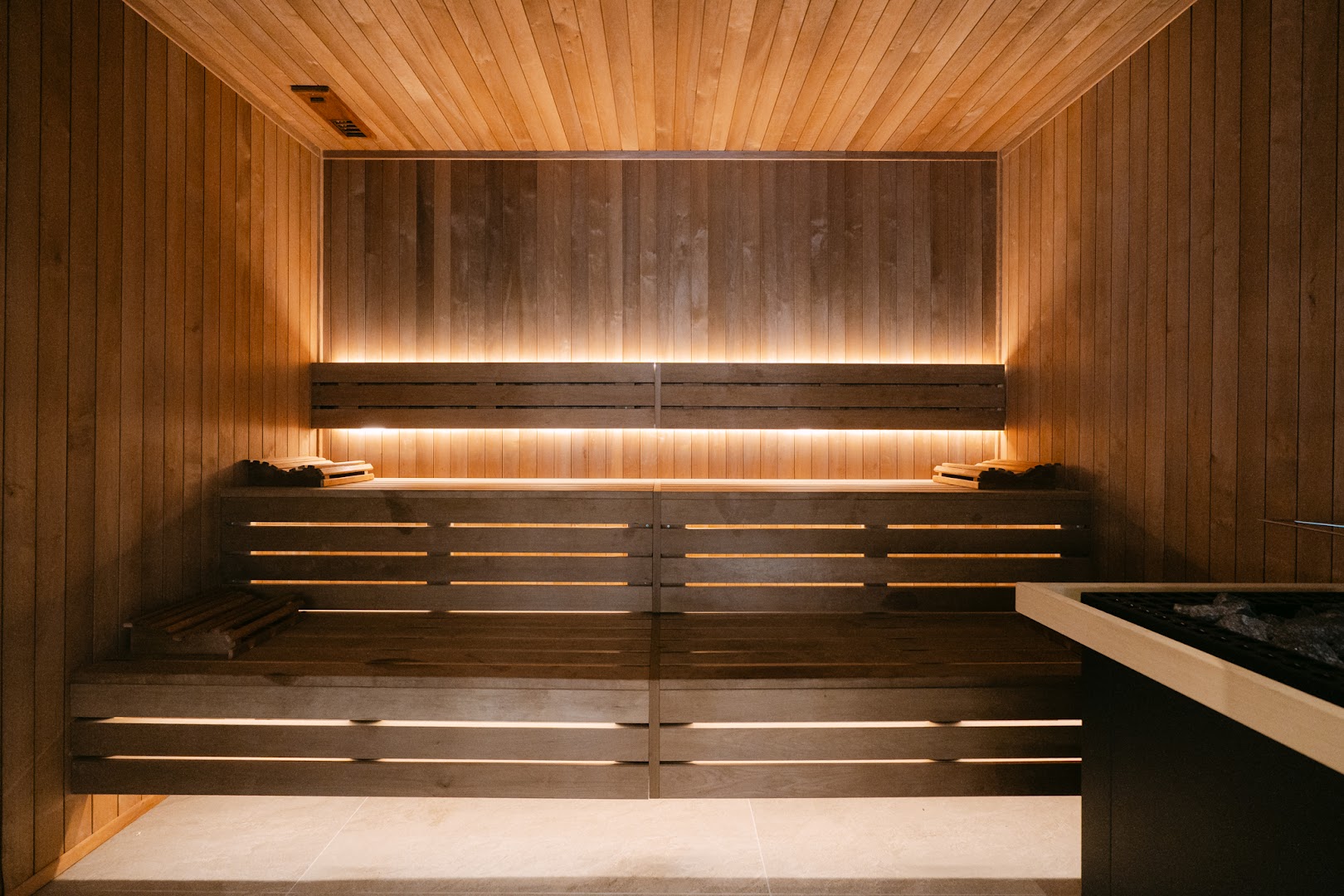 Napa Plaza viesnīcas moderna koka sauna ar iebūvētu apgaismojumu un akmens krāsni spa zonā