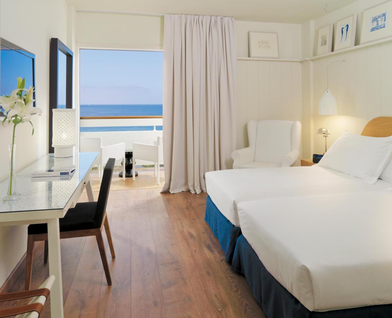 H10 Big Sur gaišs divvietīgs numurs ar balkonu, skatu uz jūru, rakstāmgaldu un koka grīdu Tenerifes piekrastē