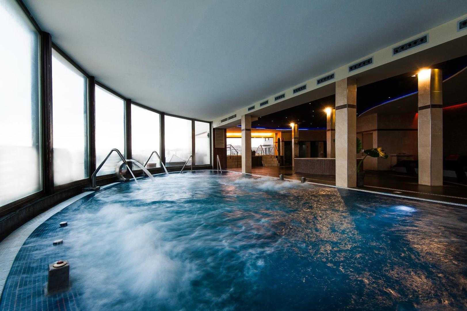 KN Arenas del Mar iekštelpu spa baseins ar hidromasāžas strūklām un lieliem logiem Tenerifē