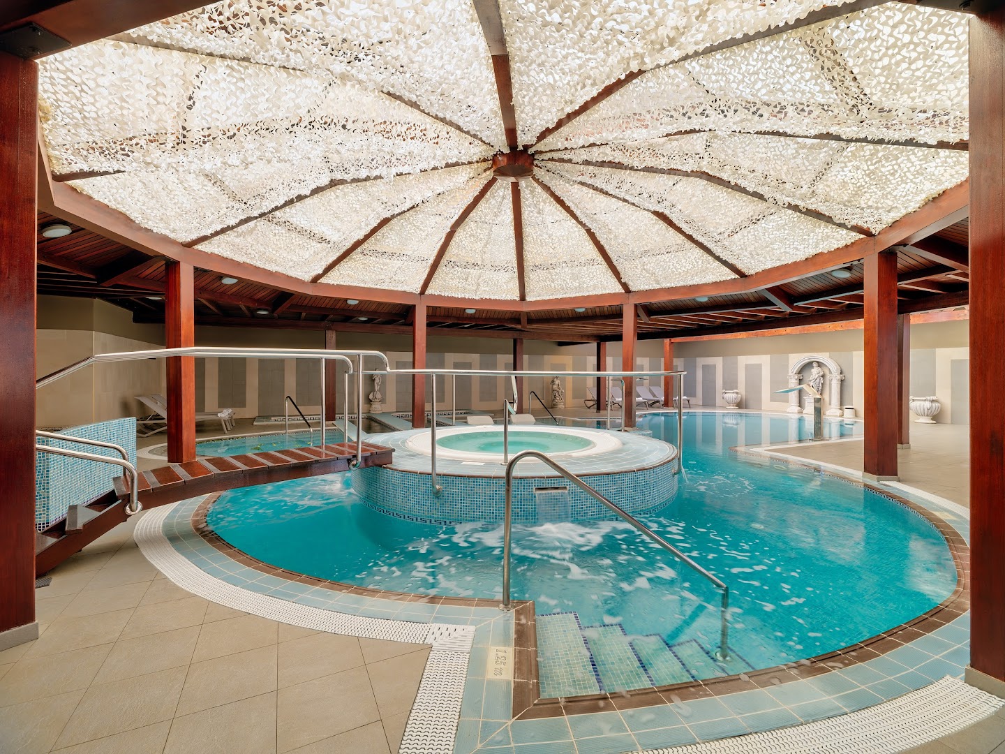 H10 Conquistador viesnīcas iekštelpu spa baseins ar hidromasāžas zonu un dekoratīvu kupola griestu segumu Tenerifē, Kanāriju salās