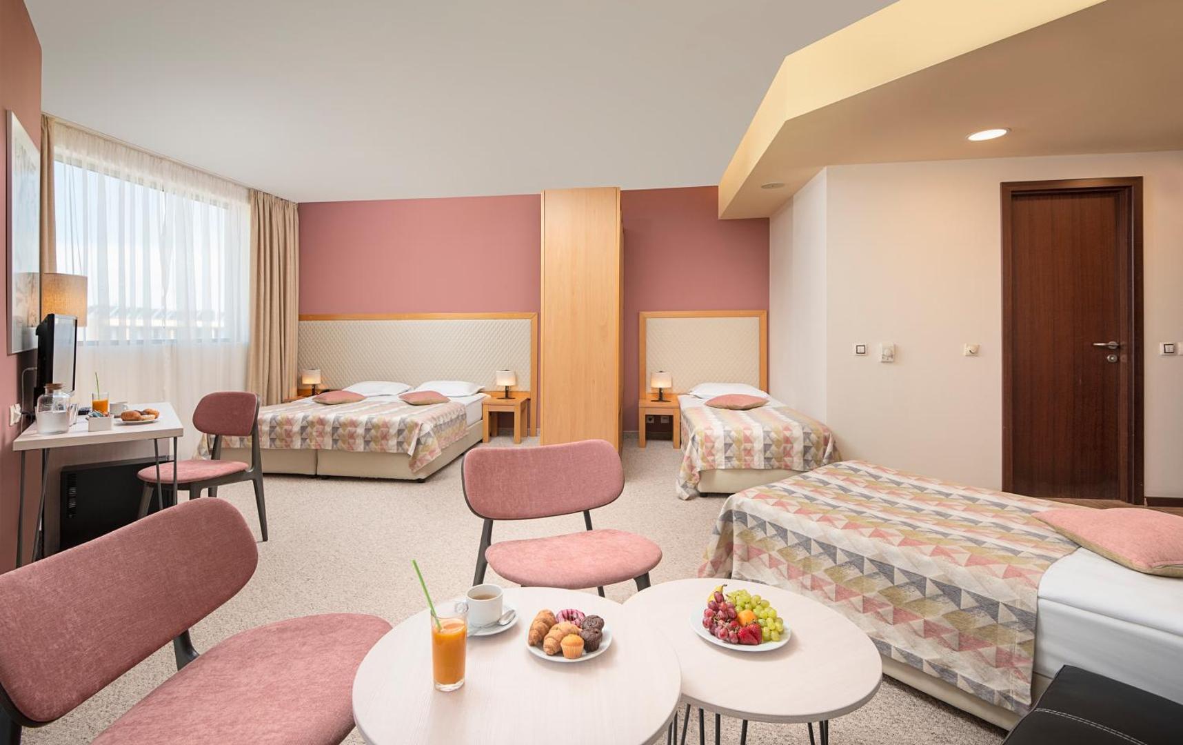 Plašs Melia Sunny Beach Resort ģimenes numurs ar vairākām gultām un atpūtas zonu — piemērots ceļojumam ar bērniem Bulgārijā