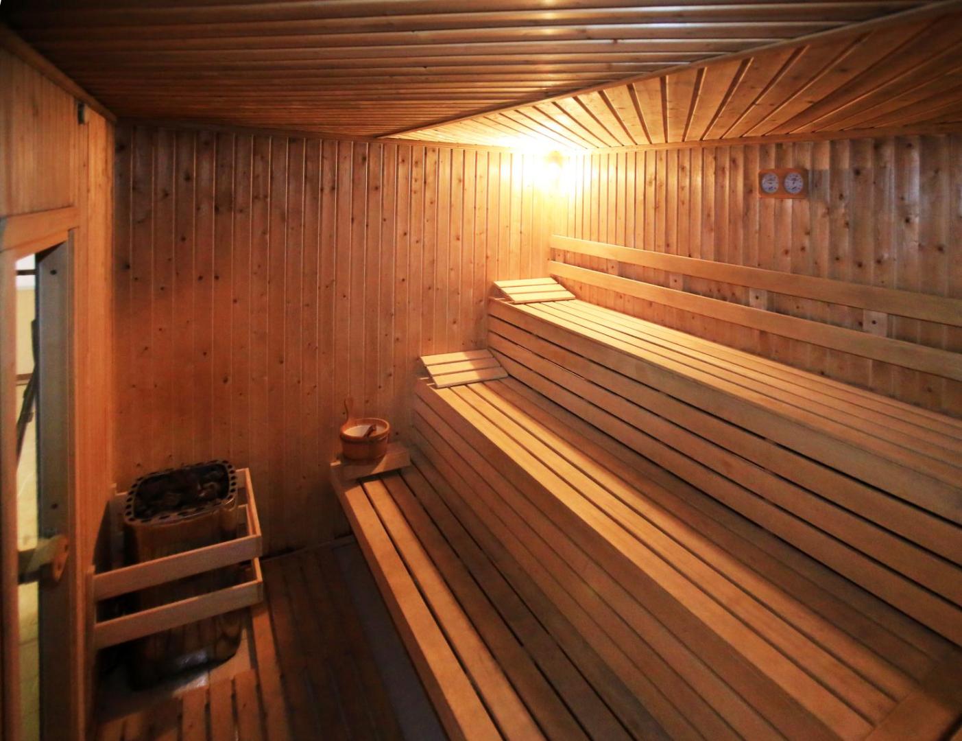 Melia Sunny Beach Resort spa centra koka sauna ar vairākiem līmeņiem un tradicionālo pirts aprīkojumu relaksācijai