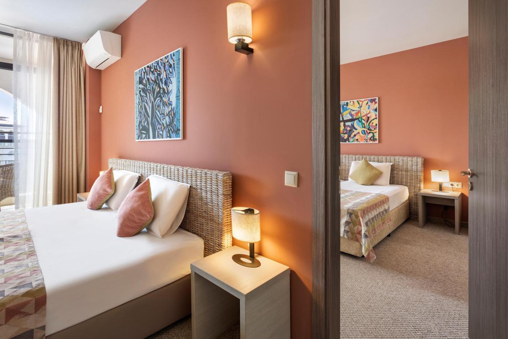 Melia Sunny Beach Resort savienotie numuri ar modernām mēbelēm un siltiem krāsu toņiem — ērts risinājums lielākām ceļotāju grupām
