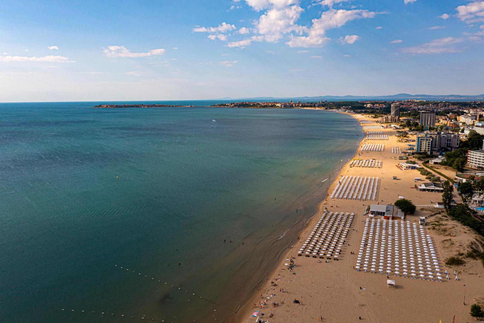 Aerofoto skats uz Saulainā krasta pludmali Bulgārijā ar Melia Sunny Beach Resort privāto zonu un rindu saulessargiem