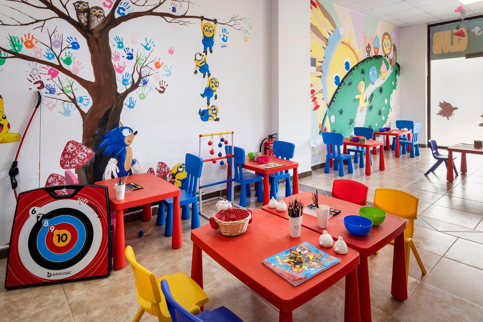 Melia Sunny Beach Resort bērnu klubs ar krāsainiem zīmējumiem uz sienām, maziem galdiņiem un radošo piederumu zonu
