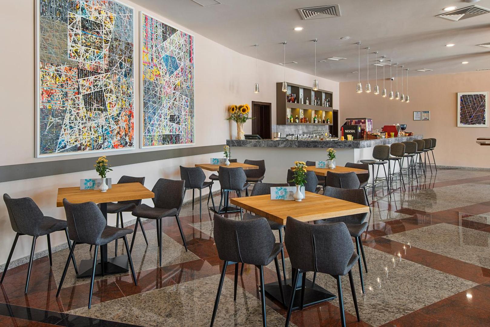 Melia Sunny Beach Resort lobby bārs ar modernu interjeru, mākslas darbiem pie sienām un ērtām sēdvietām atpūtai