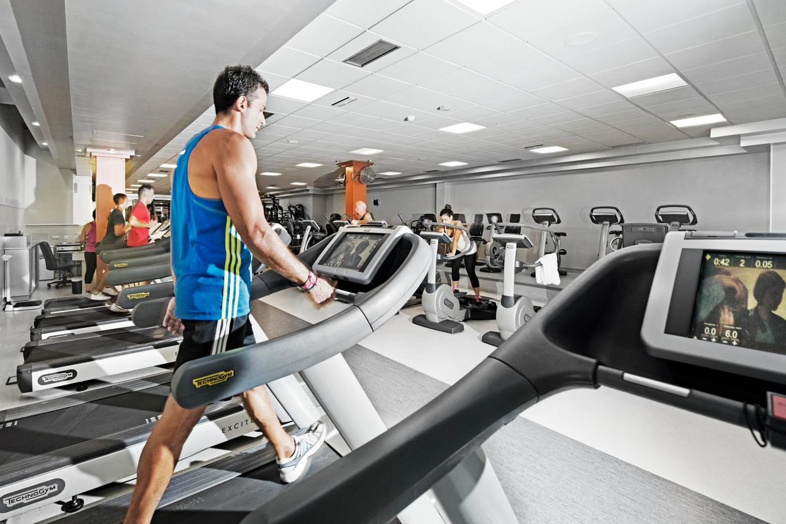 Marylanza Suites & Spa plaša trenažieru zāle ar moderniem Technogym skrejceļiem un fitnesa aprīkojumu Tenerifē