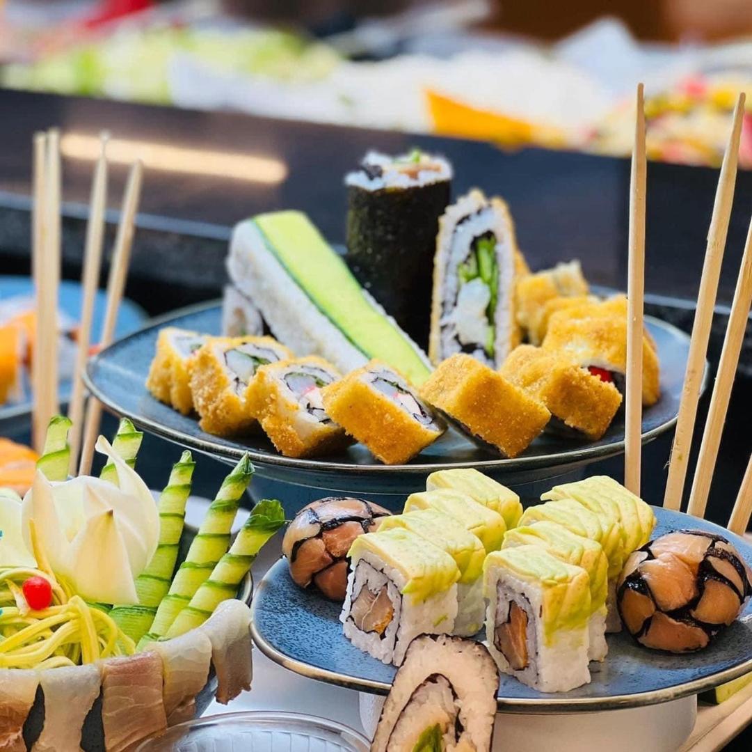 HVD Viva Club restorāna suši izlase ar dažādiem maki un nigiri veidiem, dekorēta ar dārzeņiem un pasniegta uz keramikas šķīvjiem