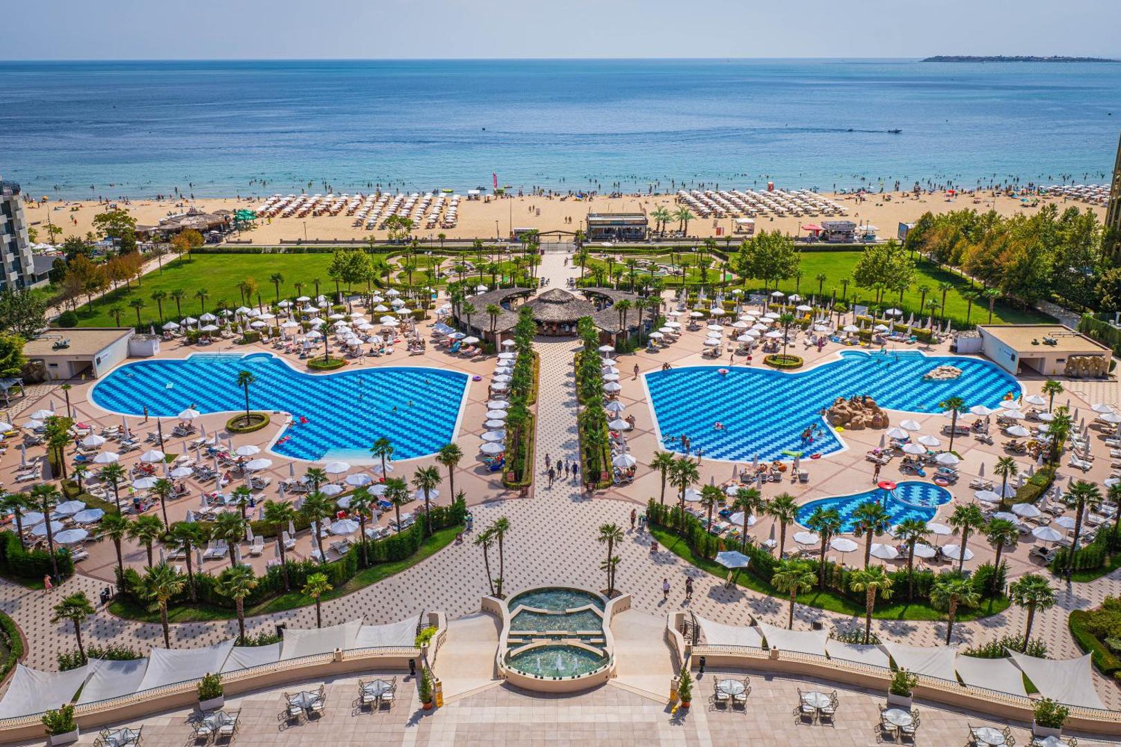 DIT Majestic Beach Resort skats no augšas uz diviem lieliem baseiniem, palmu dārzu un plašo smilšu pludmali Saulainajā Krastā