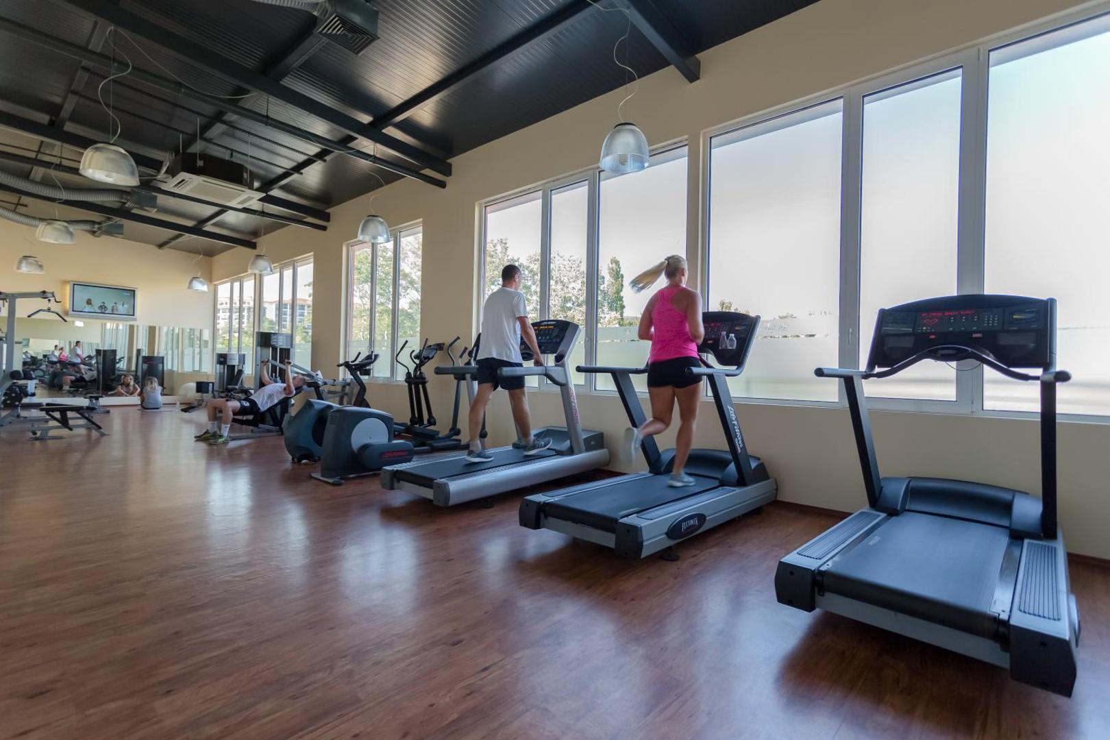 DIT Majestic Beach Resort moderns fitness centrs ar skrejceliņiem un plašiem logiem Saulainajā Krastā, Bulgārijā