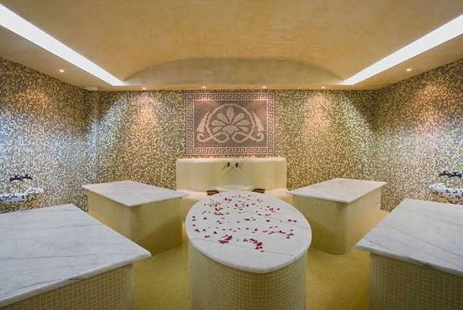 DIT Majestic Beach Resort spa centra turku pirts jeb hamams ar marmora galdiem un mozaīkas sienu dekorācijām Saulainajā krastā