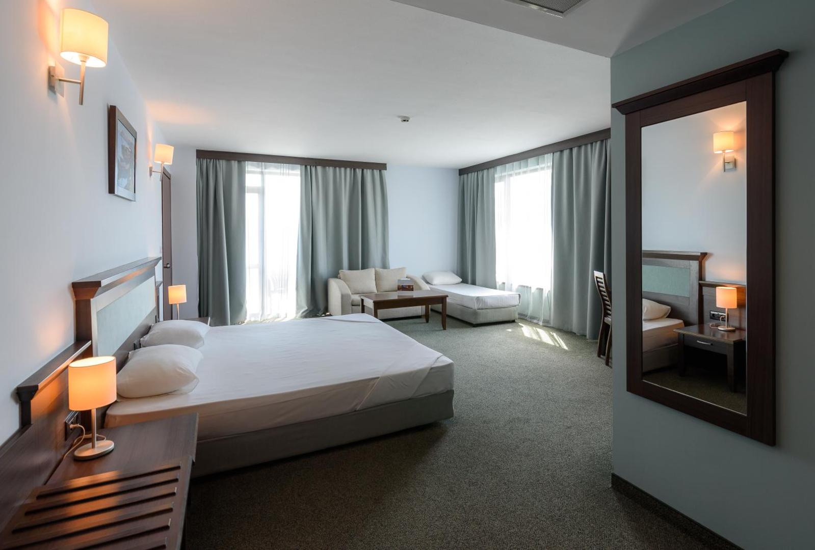 Plašs Lion Sunny Beach Hotel numurs ar divguļamo gultu, dīvānu un papildu gultu, piemērots ģimenes atpūtai Saulainajā krastā
