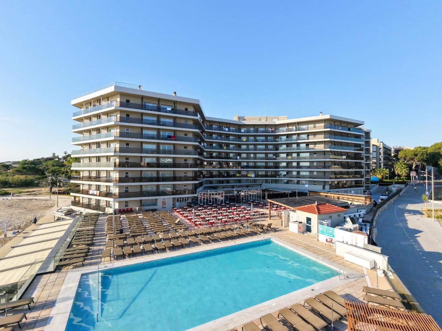 Viesnīcas Golden Donaire Beach kopskats no augšas uz baseinu, terasi un numuru balkoniem piekrastes zonā