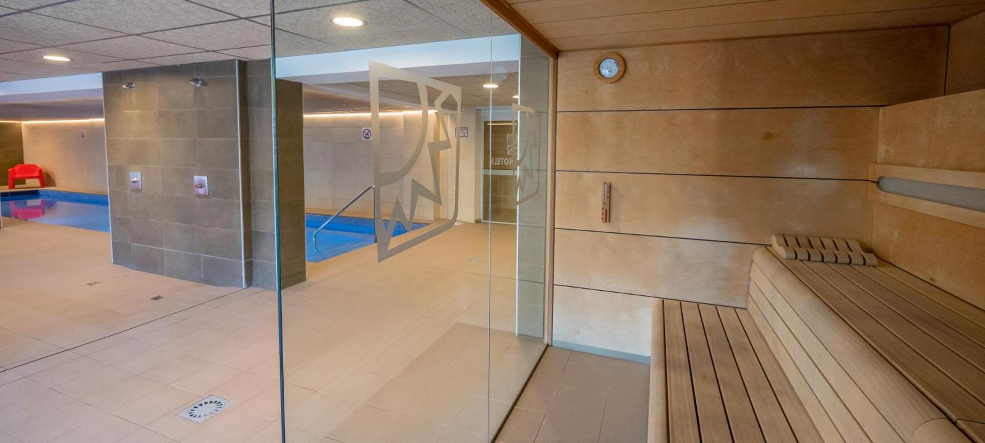 Viesnīcas Golden Donaire Beach spa komplekss ar saunu un skatu uz blakus esošo iekštelpu baseinu caur stikla sienu