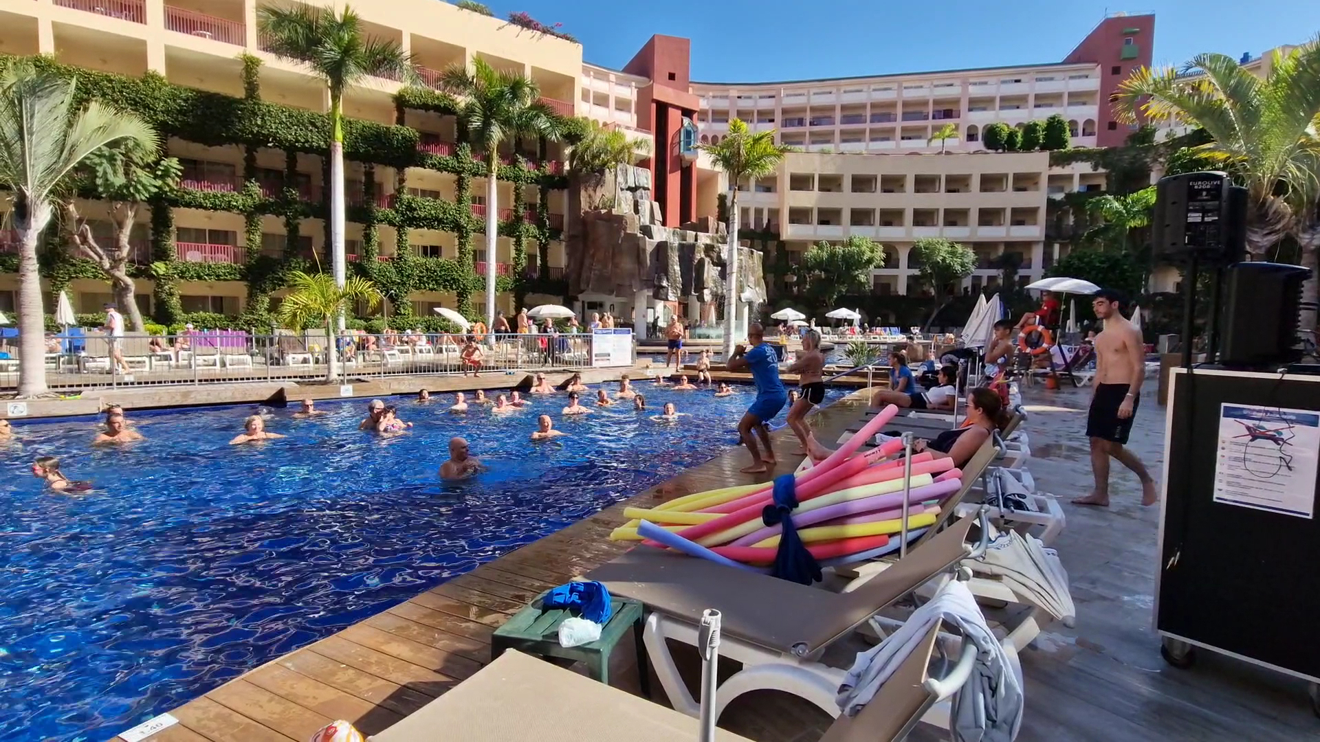 Best Jacaranda viesnīcas āra baseins ar palmu dārzu un ūdens aerobikas nodarbību Tenerifes kūrortā