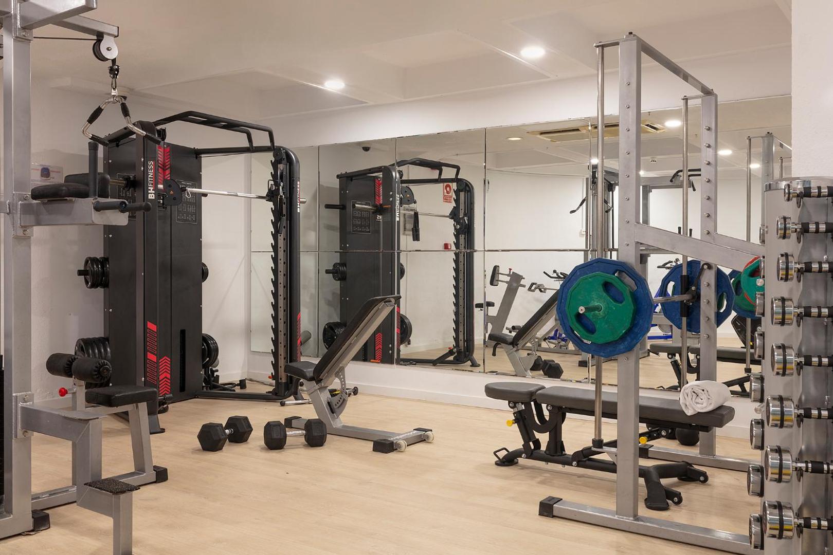 Hotel Cala Font fitness centrs ar moderniem spēka trenažieriem, svariem un lieliem spoguļiem aktīvai atpūtai