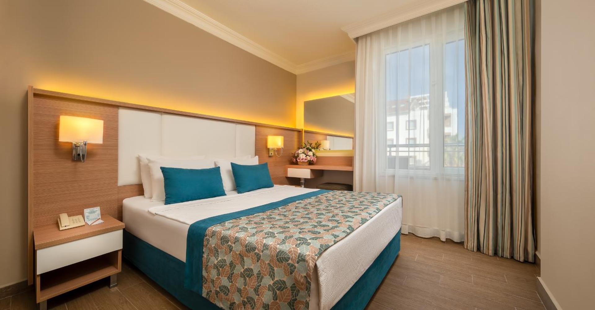 The Garden Beach Hotel divvietīgs numurs ar lielu gultu, koka apdari un modernu apgaismojumu Alanjas reģionā