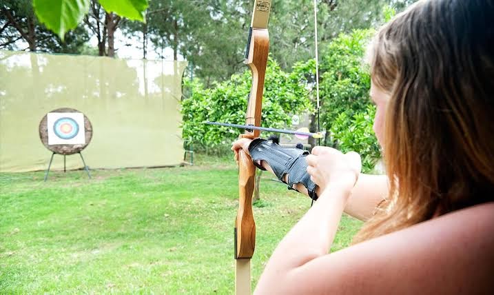 Viesis nodarbojas ar loka šaušanu Belconti Resort Hotel dārzā — aktīvās atpūtas iespējas un sporta aktivitātes kūrorta teritorijā