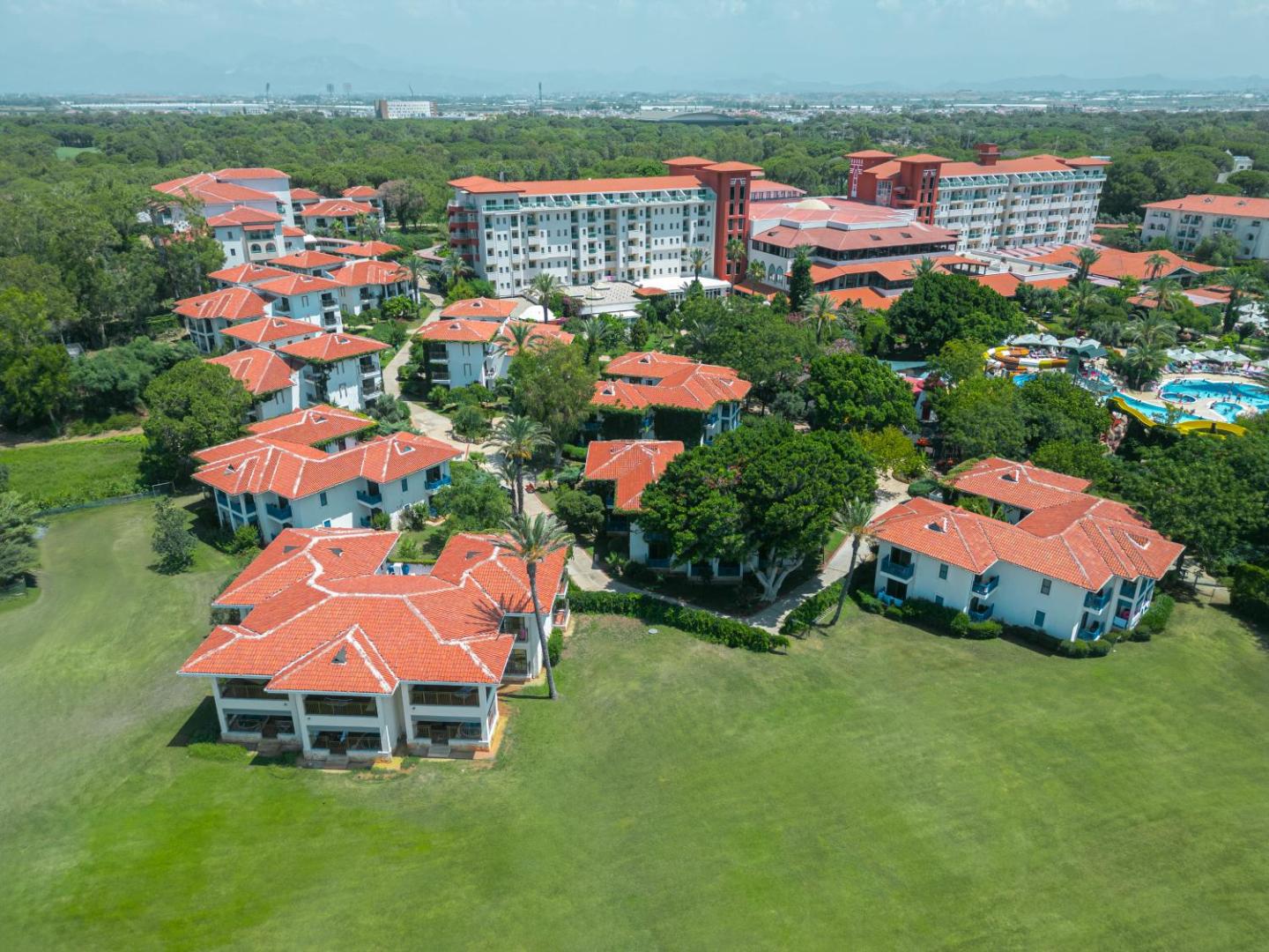 Belconti Resort Hotel teritorijas skats no augšas — galvenā ēka un bungalo tipa numuri plašā, zaļā parka zonā Belekā