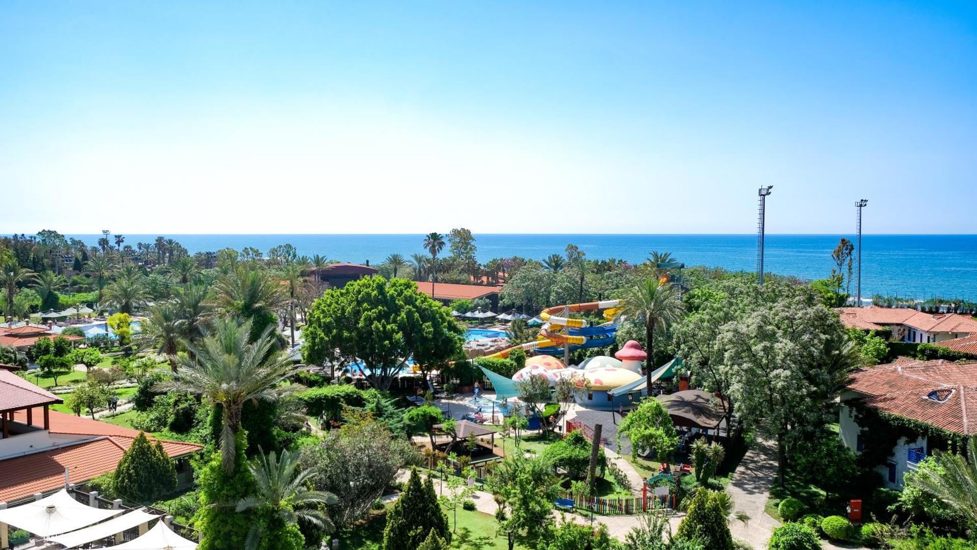 Panorāmas skats uz Belconti Resort Hotel zaļo teritoriju, akvaparku un Vidusjūras piekrasti Belekas reģionā