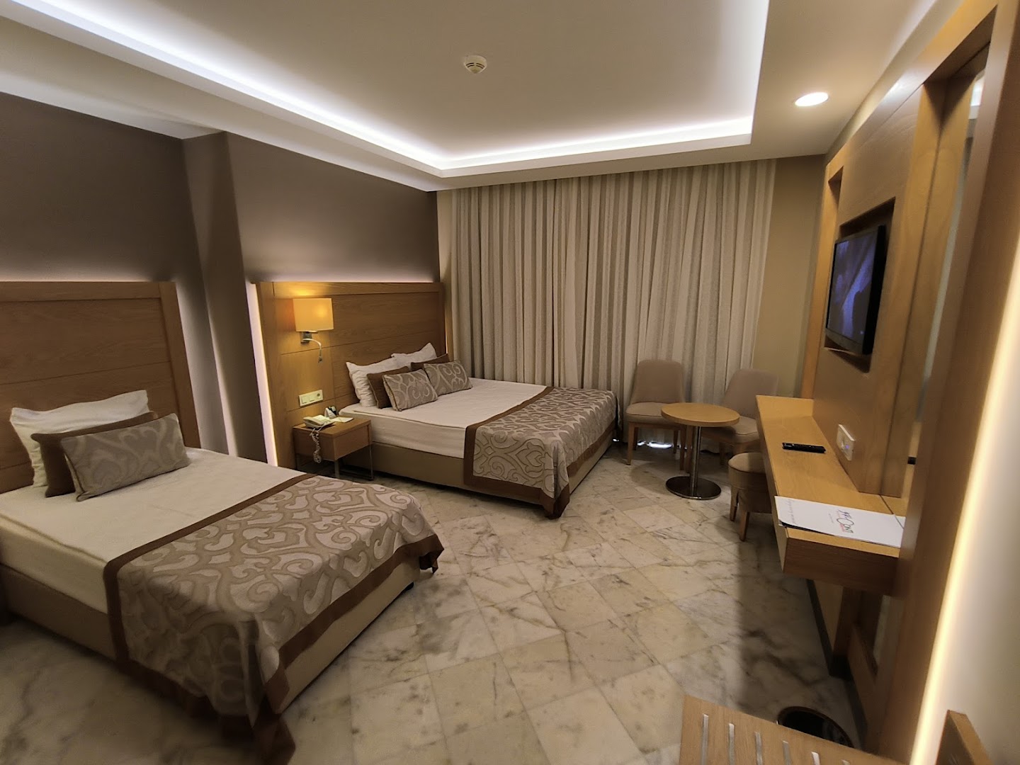 Belconti Resort Hotel numurs ar divām atsevišķām gultām, marmora grīdu un modernu apgaismojumu Belekas kūrortviesnīcā