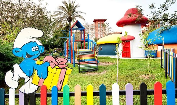 Belconti Resort Hotel bērnu rotaļu laukums ar krāsainām sēnīšu mājiņām un Smurfu dekorācijām — droša izklaides zona bērniem