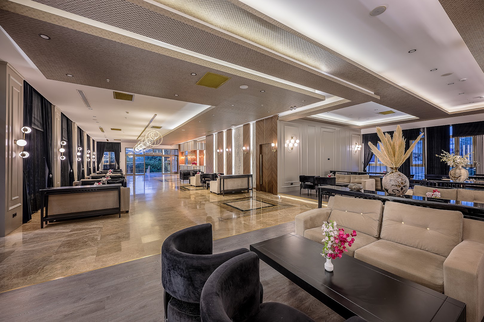 L'oceanica Beach Resort Hotel plašais vestibils ar mīkstajiem dīvāniem, marmora grīdu un modernu apgaismojumu Kemeras reģionā, Turcijā