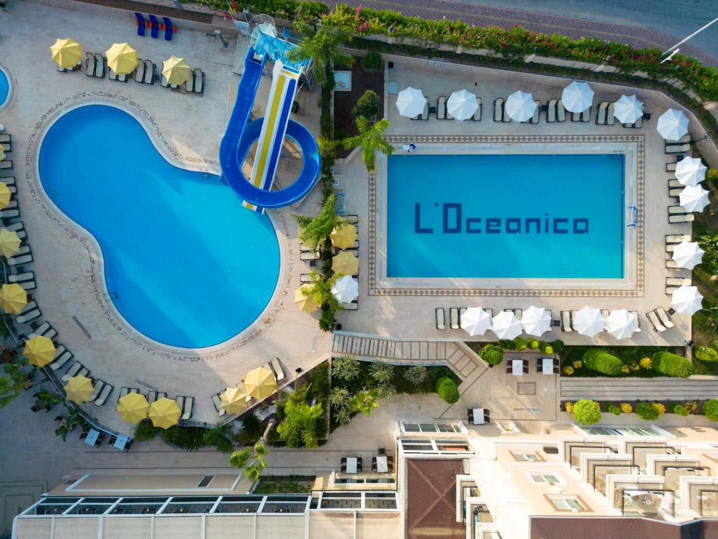 L'oceanica Beach Resort Hotel skats no augšas uz diviem āra baseiniem, ūdens slidkalniņu un atpūtas zonu ar saulessargiem Kemeras reģionā.