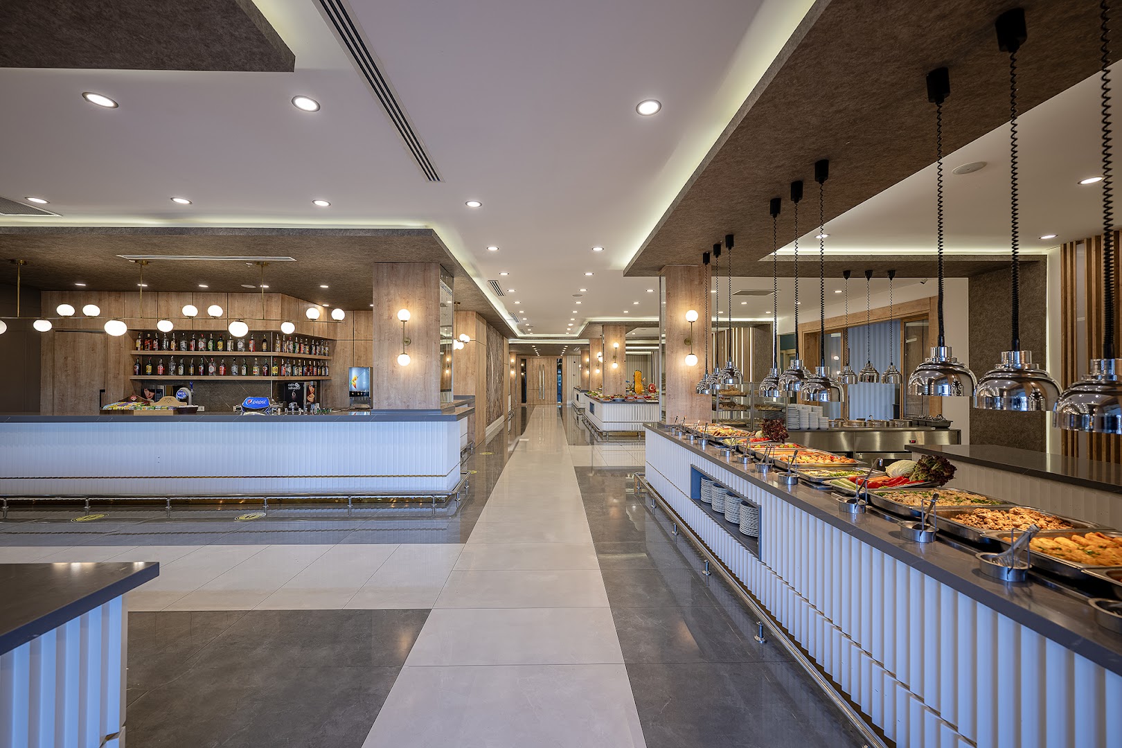L'oceanica Beach Resort Hotel galvenais restorāns ar bufetes līniju, plašu ēdienu izvēli un modernu interjeru