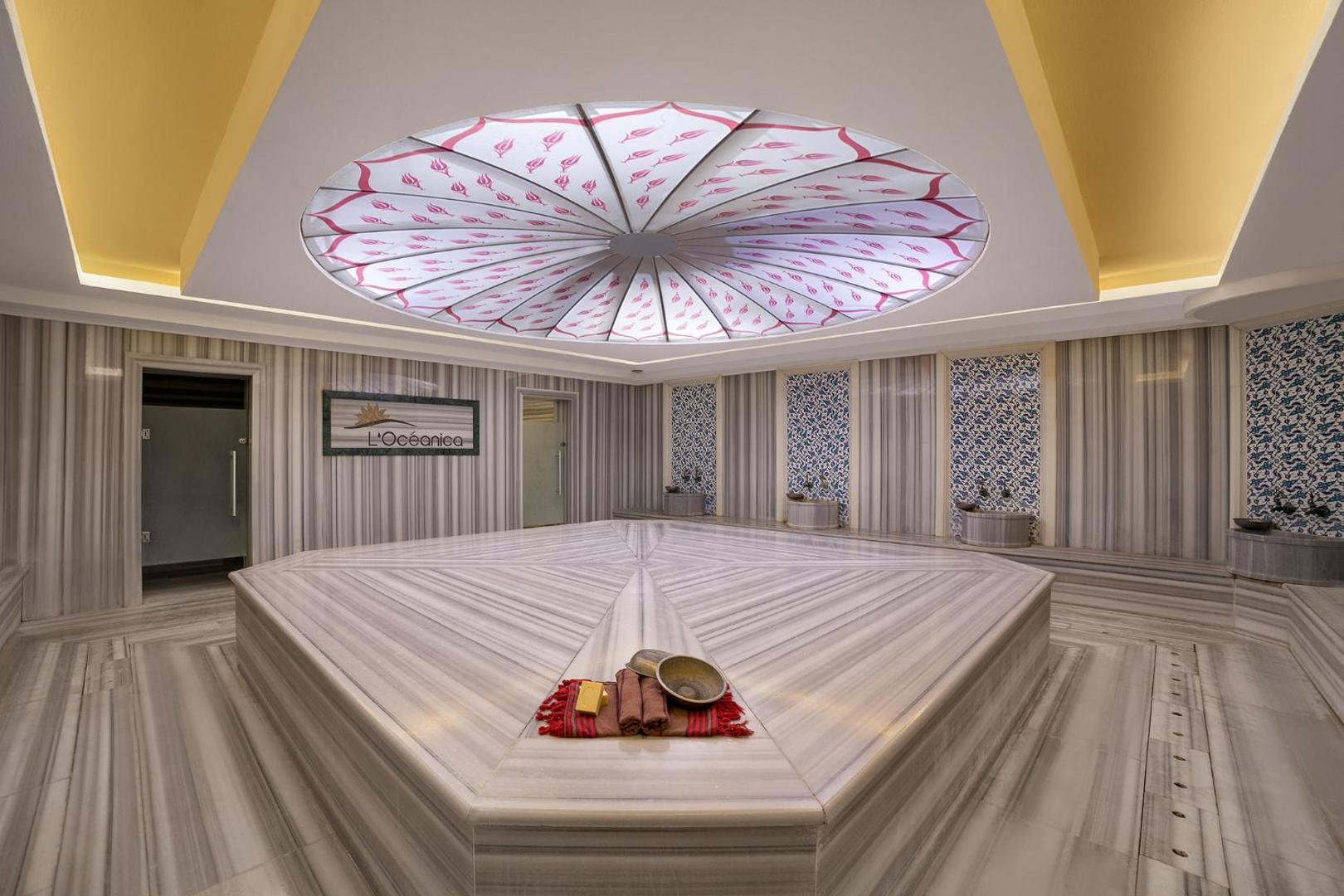 L'oceanica Beach Resort Hotel tradicionālais turku hamams ar marmora apdari un dekoratīvu kupolu spa centrā Kemeras kūrortā