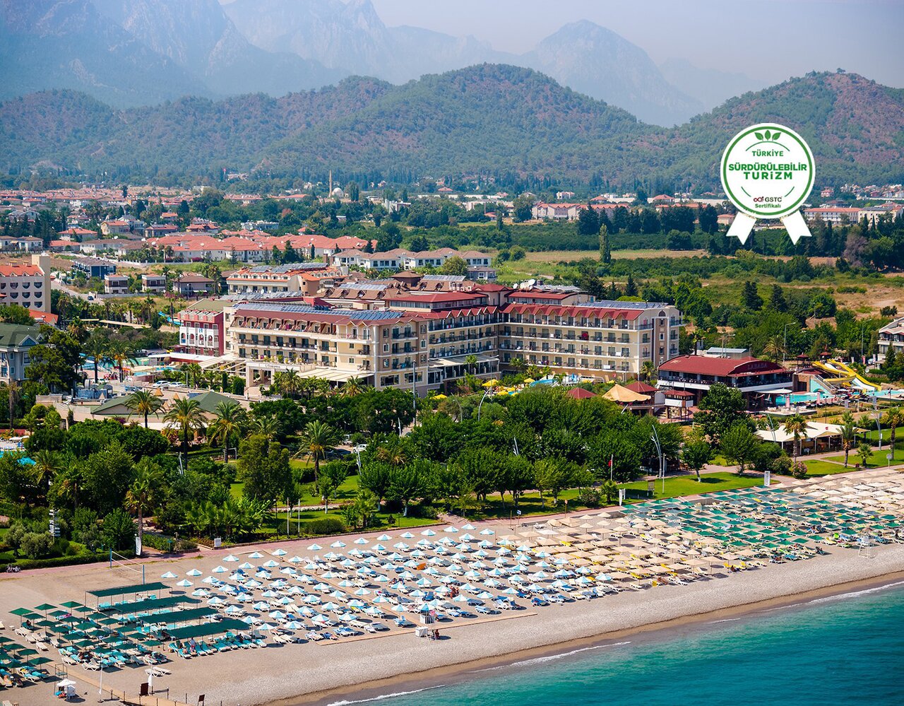 L'oceanica Beach Resort Hotel skats no putna lidojuma ar ilgtspējīga tūrisma sertifikāta zīmi virs viesnīcas kompleksa un pludmales