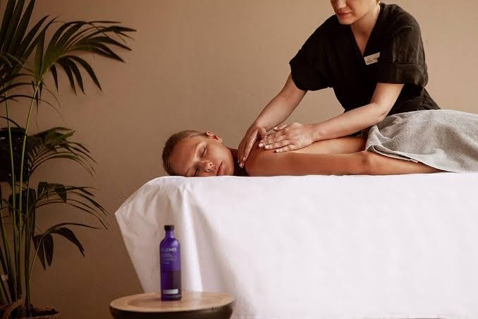 Relaksējoša masāža Domes Noruz Chania spa centrā — profesionāls terapeits veic procedūru viesim mierīgā gaisotnē