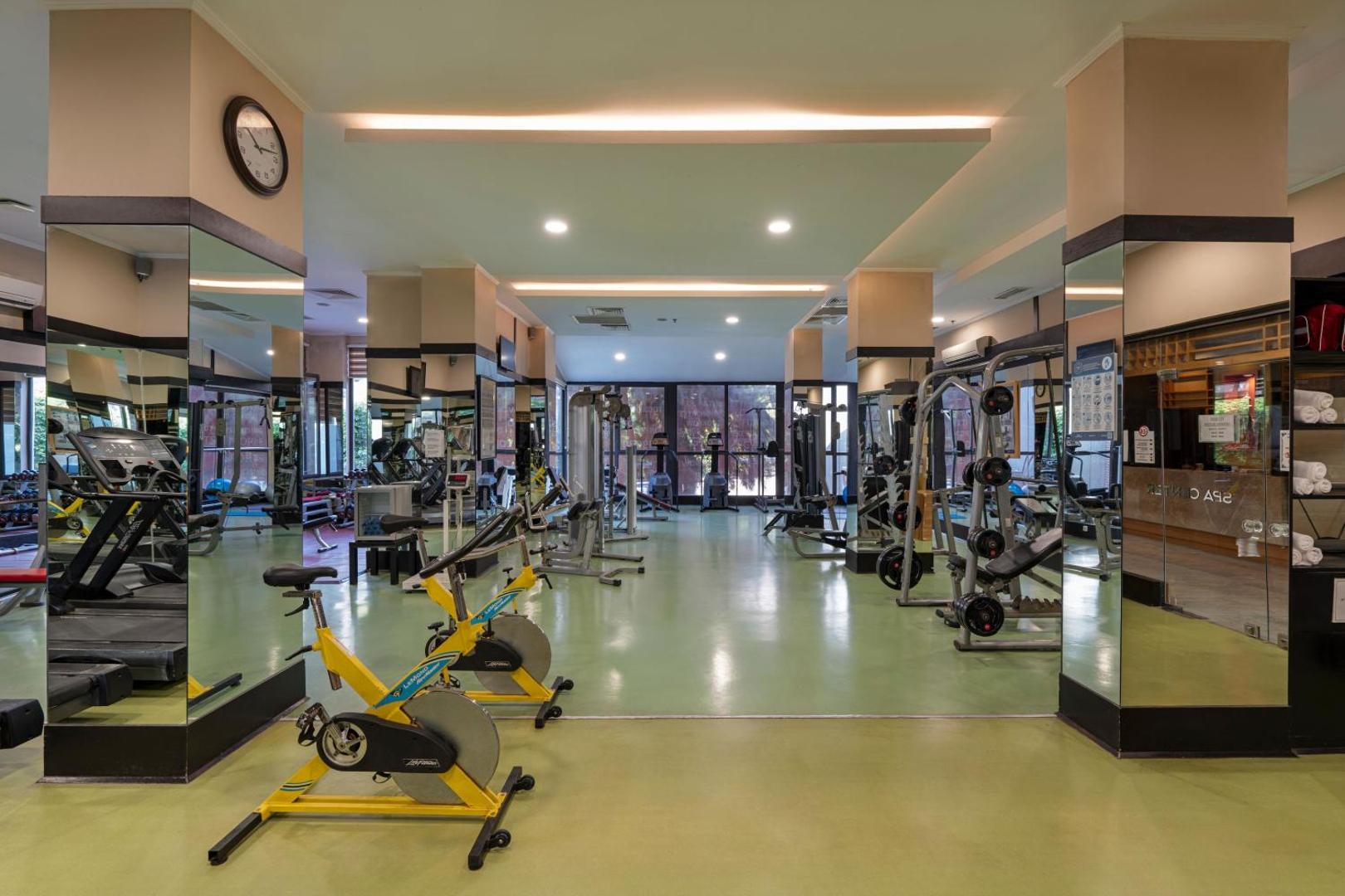 Limak Atlantis De Luxe Hotel & Resort moderns fitness centrs ar trenažieriem, velotrenažieriem un spoguļu sienām aktīvai atpūtai