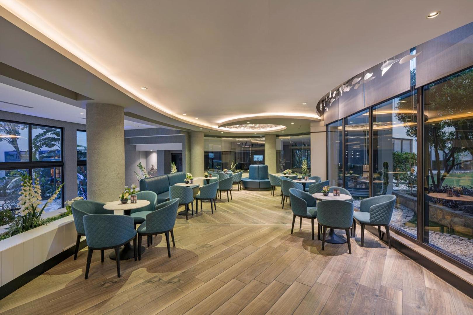 Plašs Limak Atlantis De Luxe Hotel & Resort lobby bārs ar modernu apgaismojumu, koka grīdām un panorāmas logiem Belekā