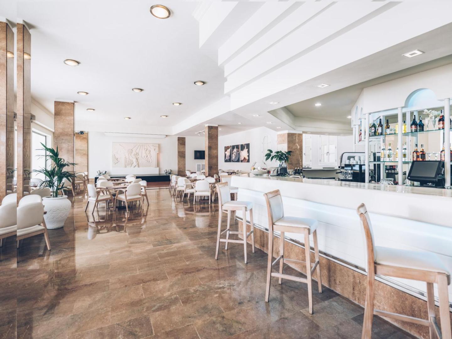 Iberostar Waves Las Dalias plašais un gaišais vestibila bārs ar marmora grīdām un modernām mēbelēm Tenerifē