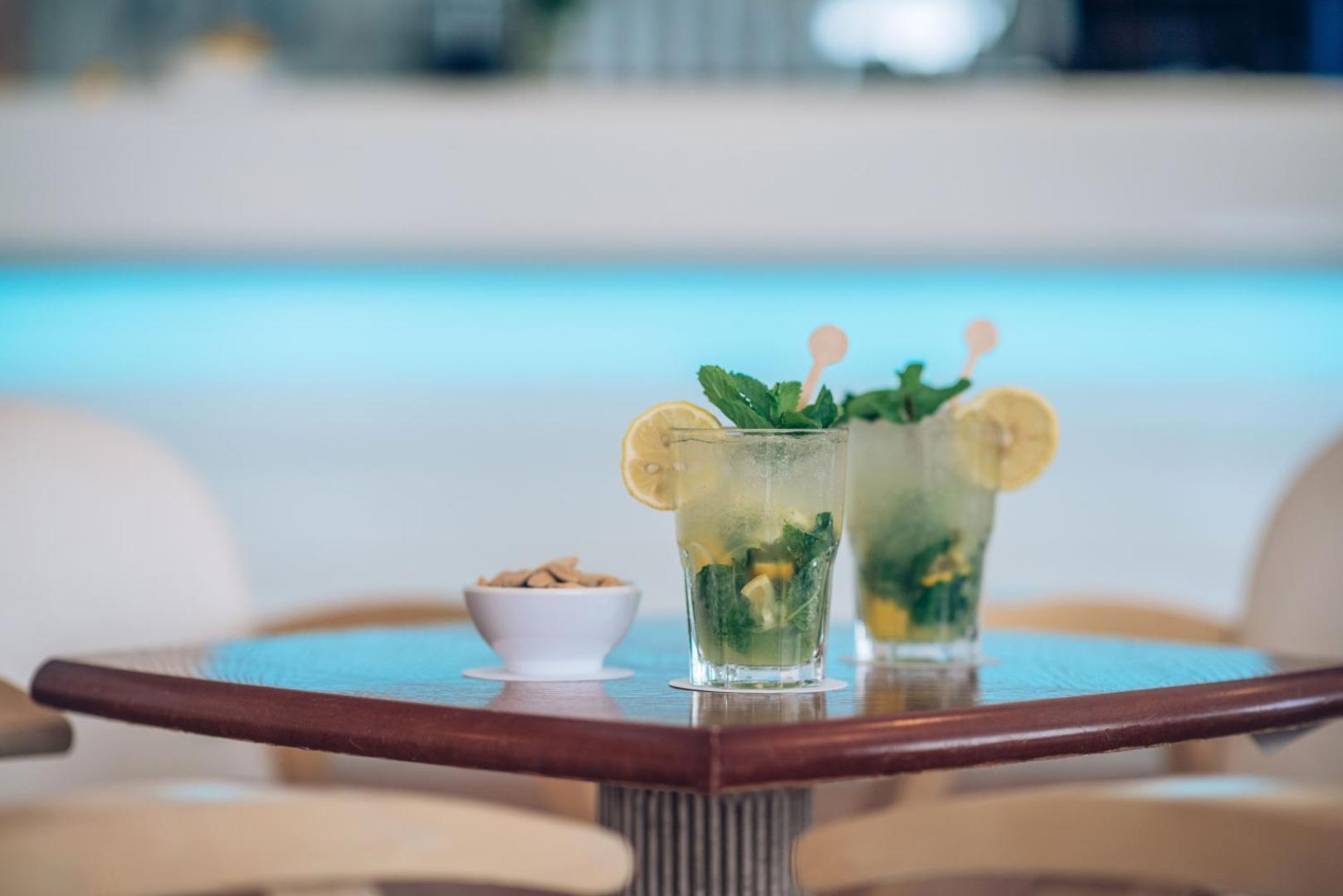 Iberostar Waves Las Dalias bāra galds ar diviem atvēsinošiem mohito kokteiļiem un uzkodām Tenerifē, Kanāriju salās