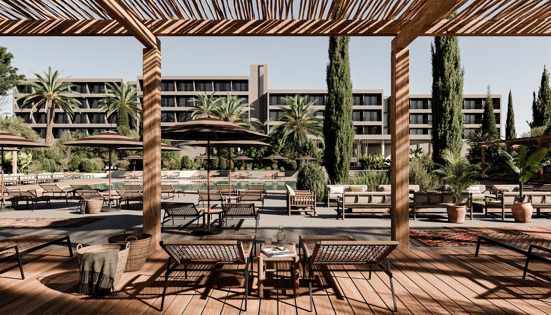 Cook's Club Corfu viesnīcas āra baseina zona ar sauļošanās krēsliem zem koka nojumes, skats uz galveno ēku un palmām