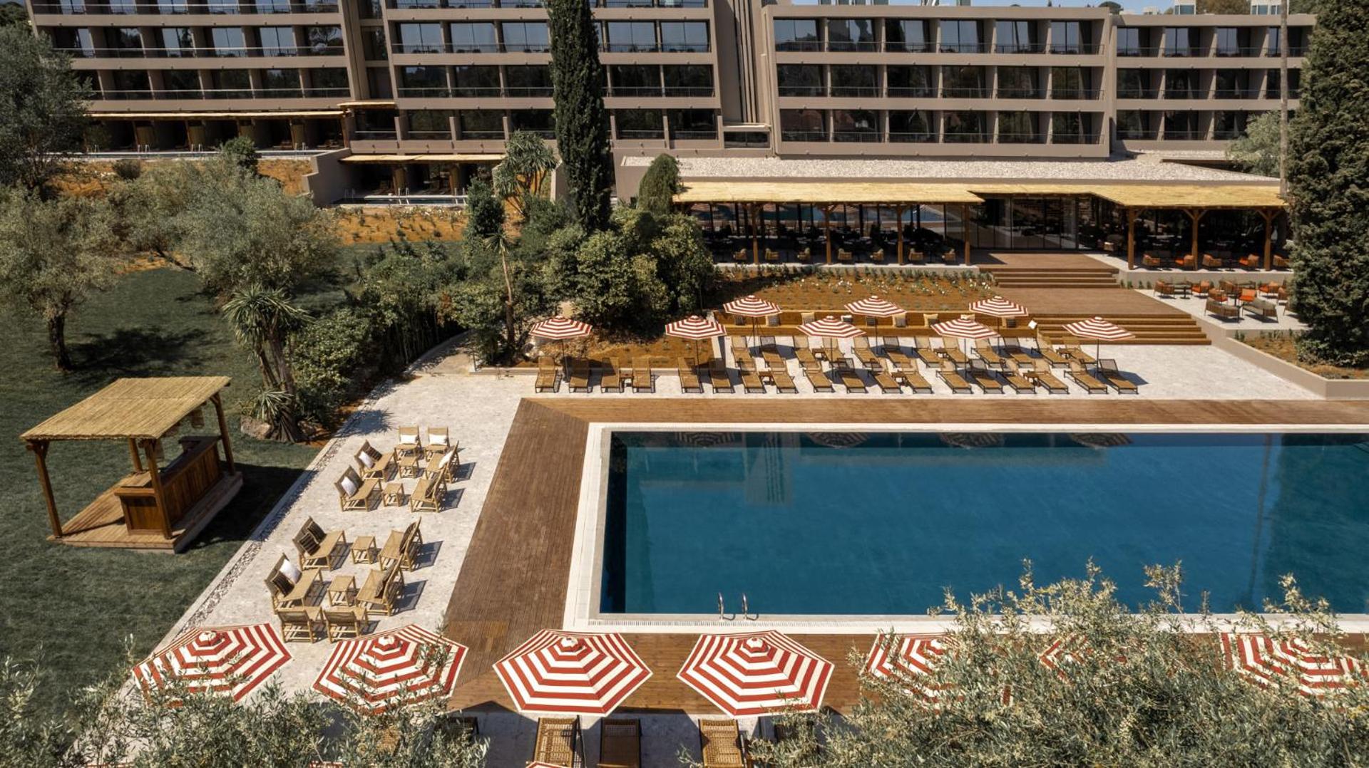 Cook's Club Corfu viesnīcas teritorija ar lielo baseinu, atpūtas zonu un bāru Goviā, Krētas piekrastē