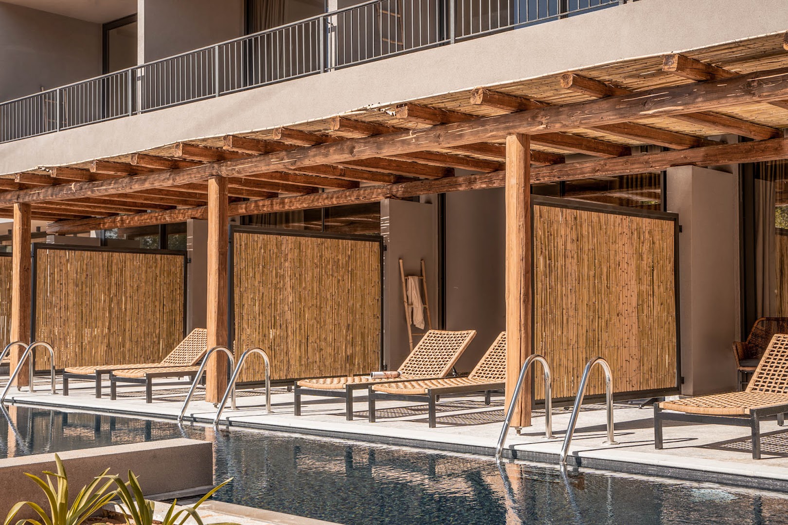 Cook's Club Corfu swim-up numuru terases ar bambusa aizslietņiem un sauļošanās krēsliem pie koplietošanas baseina Goviā