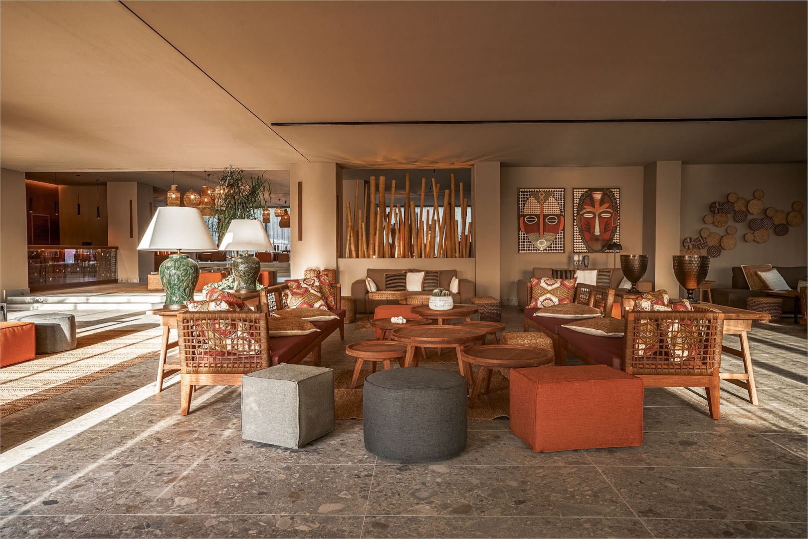 Cook's Club Corfu lobby zona ar modernām mēbelēm, etniska stila dekorācijām un koka elementiem siltos zemes toņos