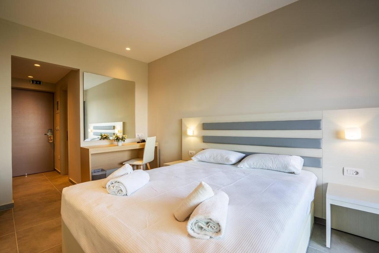 CNic Gemini Hotel moderns numurs ar divguļamo gultu un spoguli pie ieejas Korfu — gaišas sienas un flīžu grīda