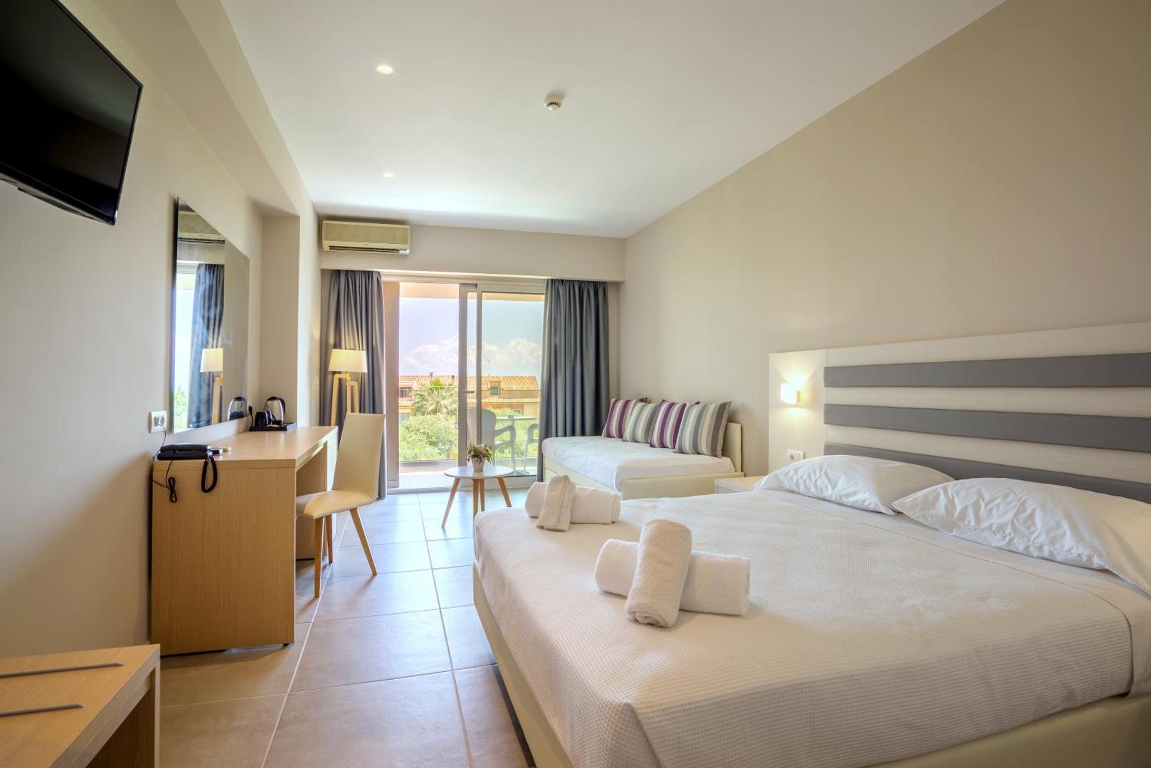 CNic Gemini Hotel plašs numurs ar divguļamo gultu un dīvānu Korfu — mēbelēts balkons, gaisa kondicionētājs un darba zona