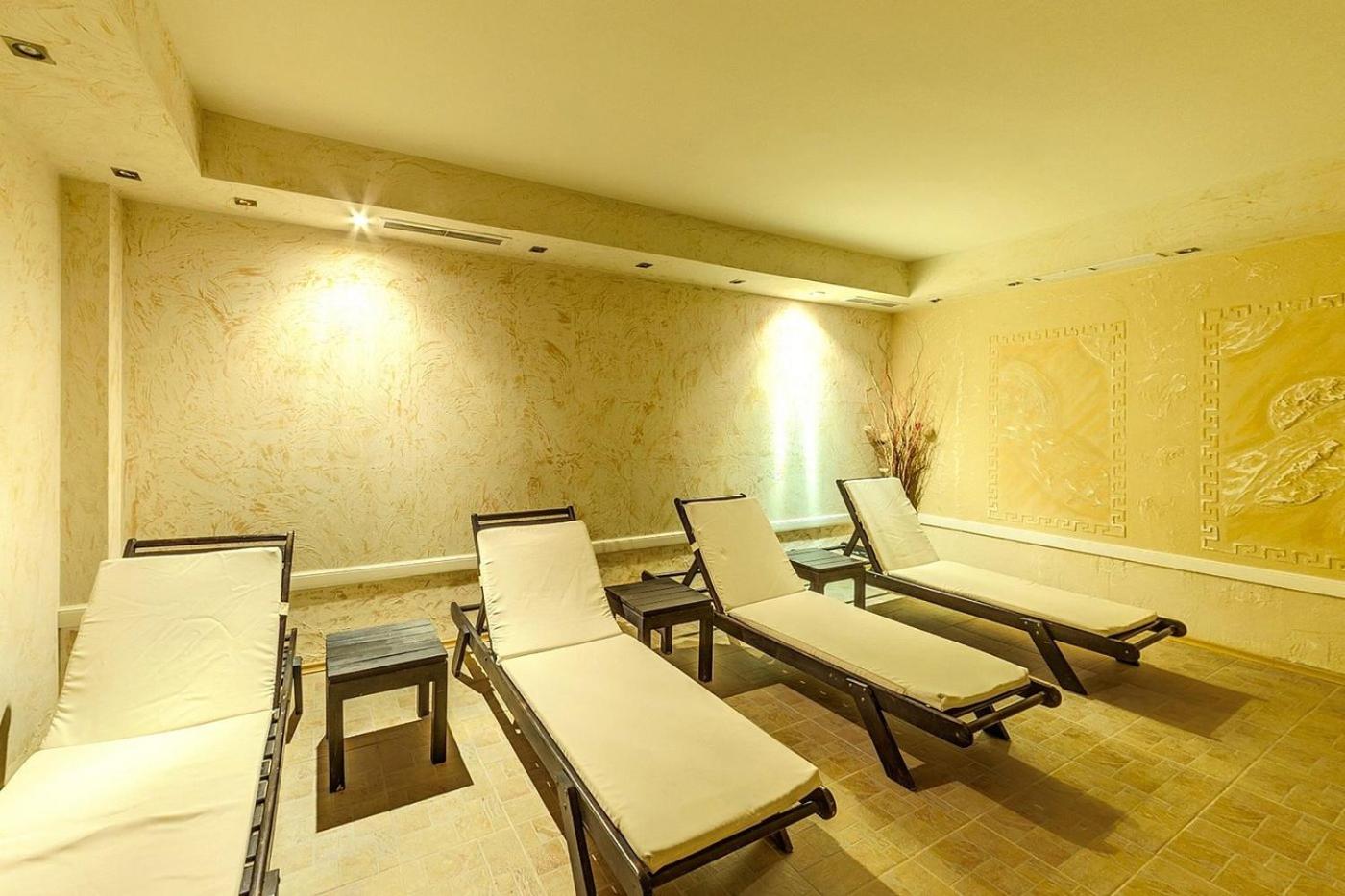 Festa Pomorie Resort spa atpūtas telpa ar četriem ērtiem zviļņiem un dekoratīviem sienas elementiem relaksācijai pēc procedūrām