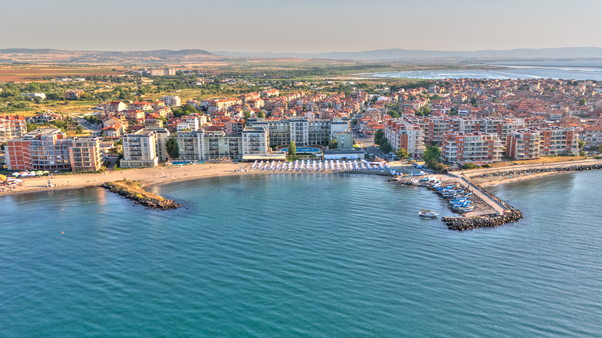 Festa Pomorie Resort panorāmas skats no putna lidojuma uz viesnīcas kompleksu, privāto pludmali un Melnās jūras piekrasti Pomorijā, Bulgārijā