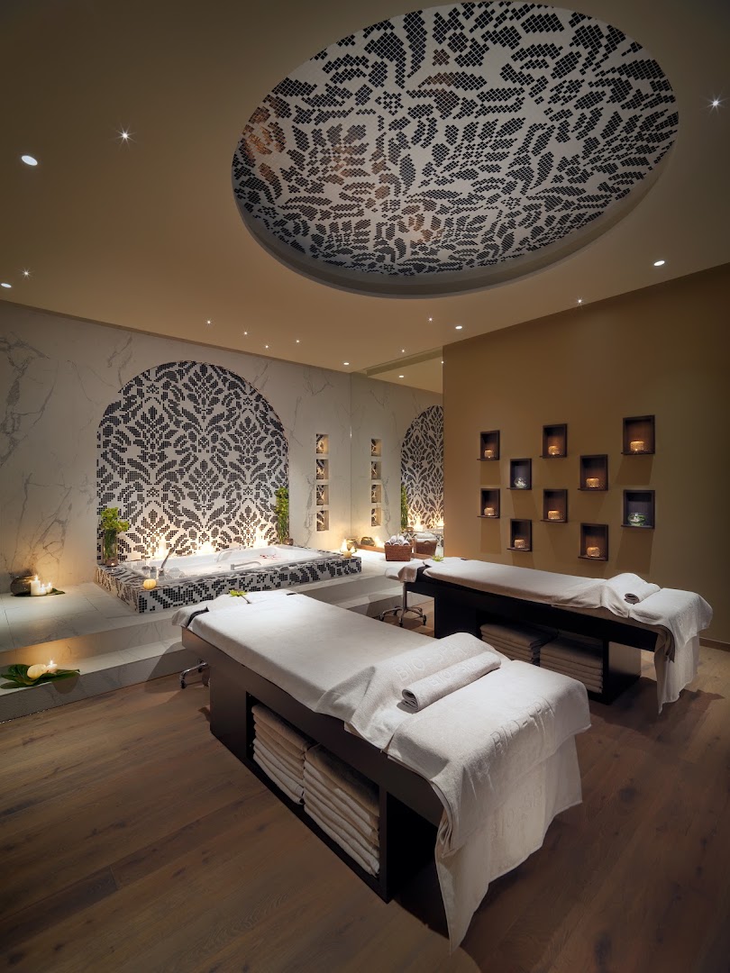 GF Victoria spa procedūru telpa ar divām masāžas gultām, džakuzi vannu un elegantu mozaīkas sienas dekoru