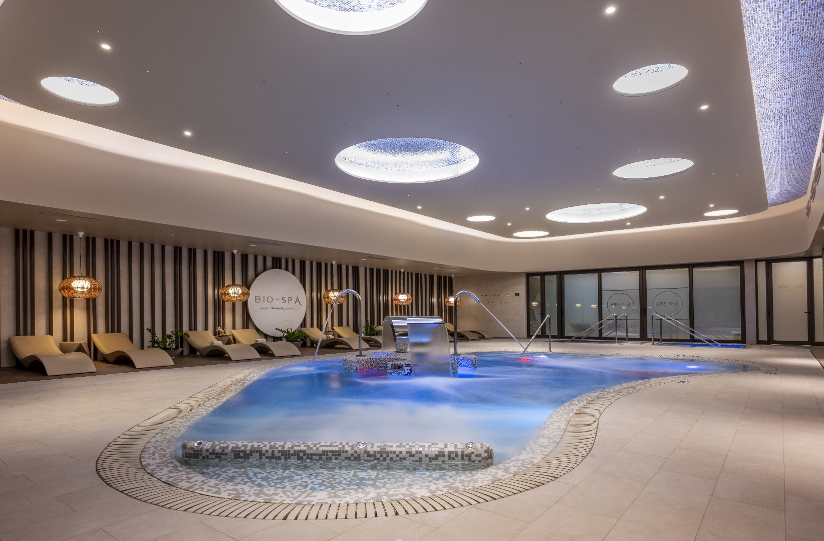 GF Victoria Bio-Spa centrs Tenerifē ar iekštelpu baseinu, hidromasāžas strūklām un ērtiem atpūtas krēsliem relaksācijai