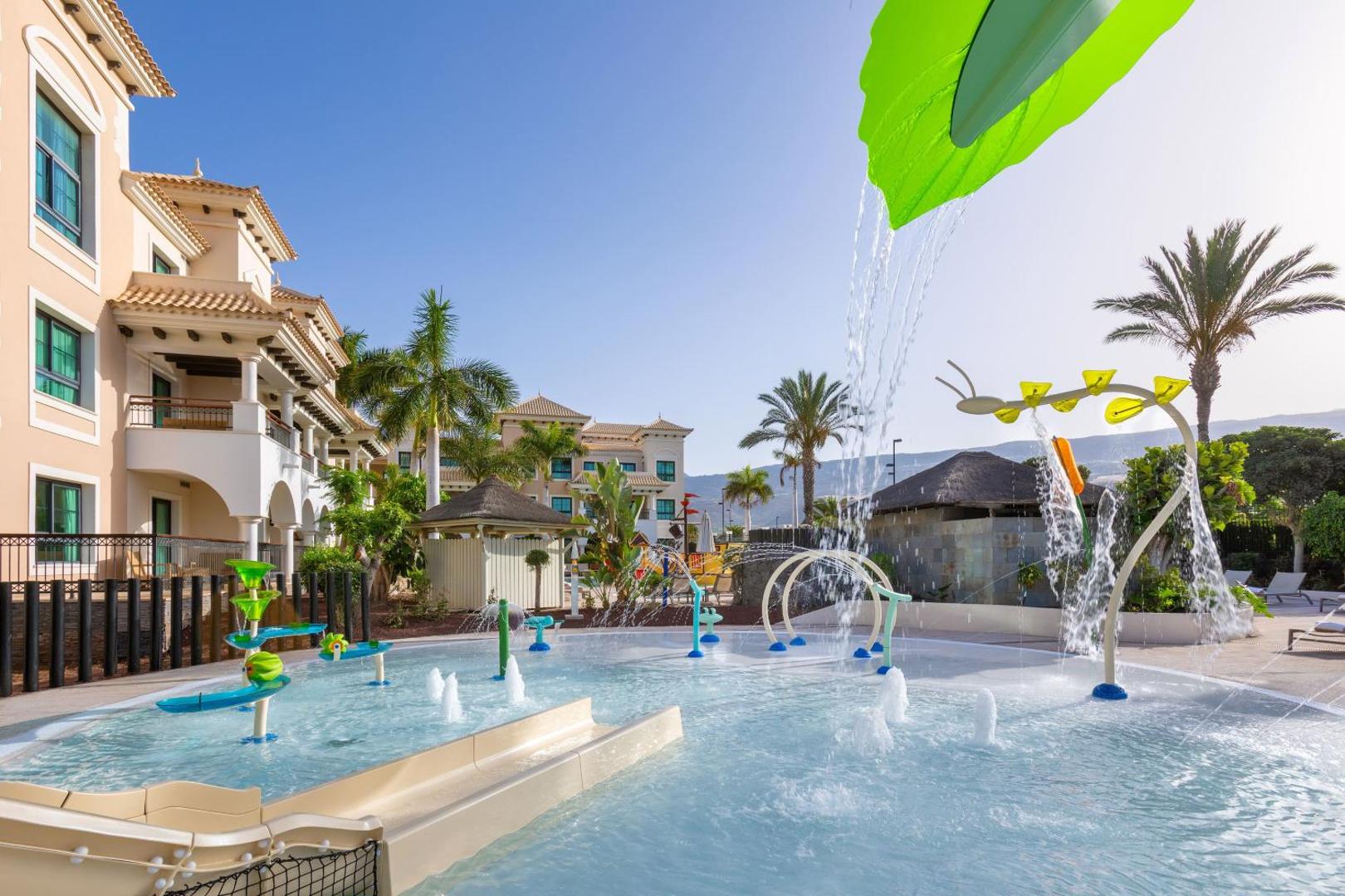 Gran Melia Palacio de Isora bērnu ūdens atrakciju parks Tenerifē ar strūklakām, slidkalniņiem un seklu baseinu ģimenes atpūtai.