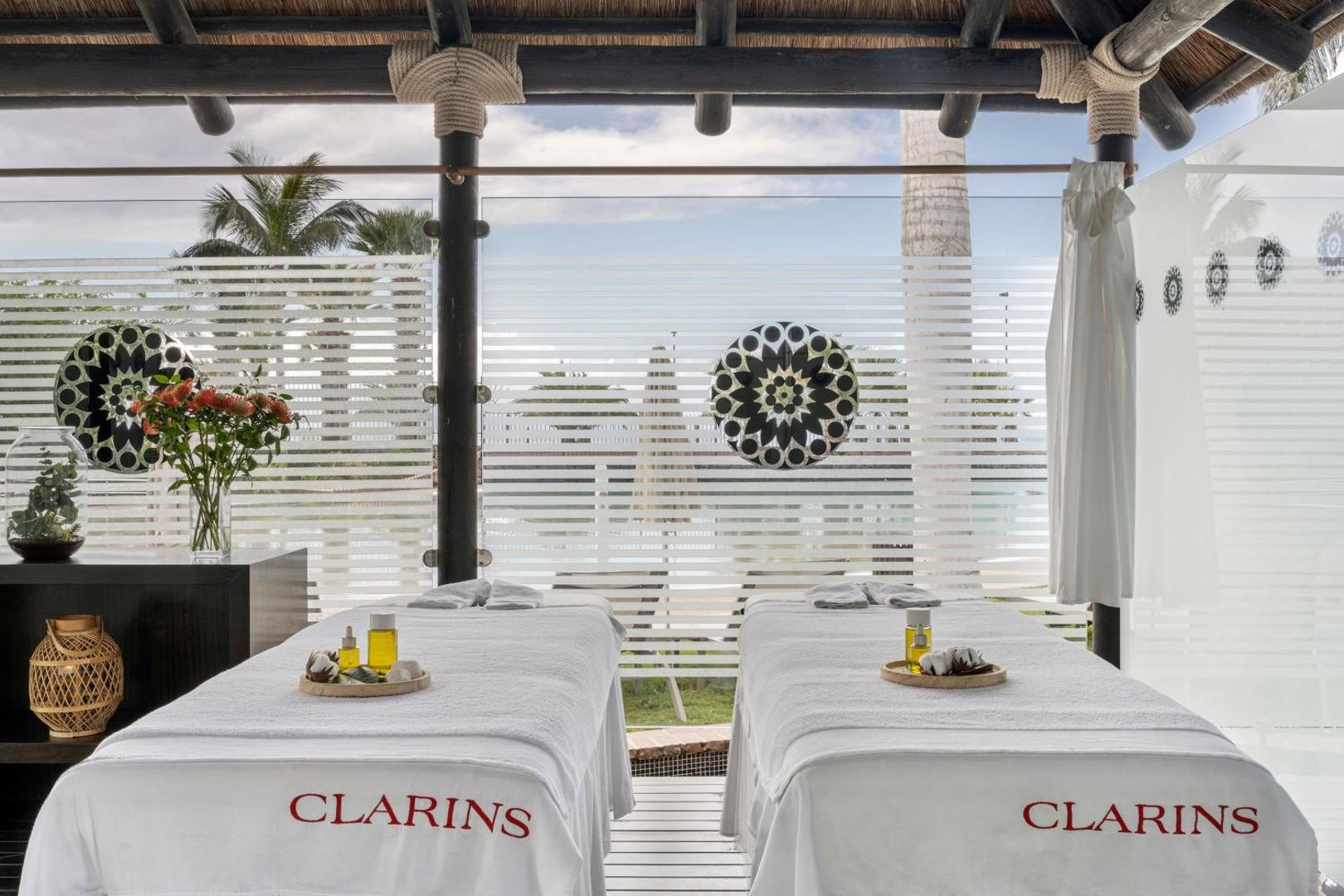 Spa procedūru telpa Gran Melia Palacio de Isora kūrortā ar divām masāžas gultām un Clarins kosmētiku piekrastes zonā